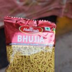 ALOO BHUJIA SEVを食う